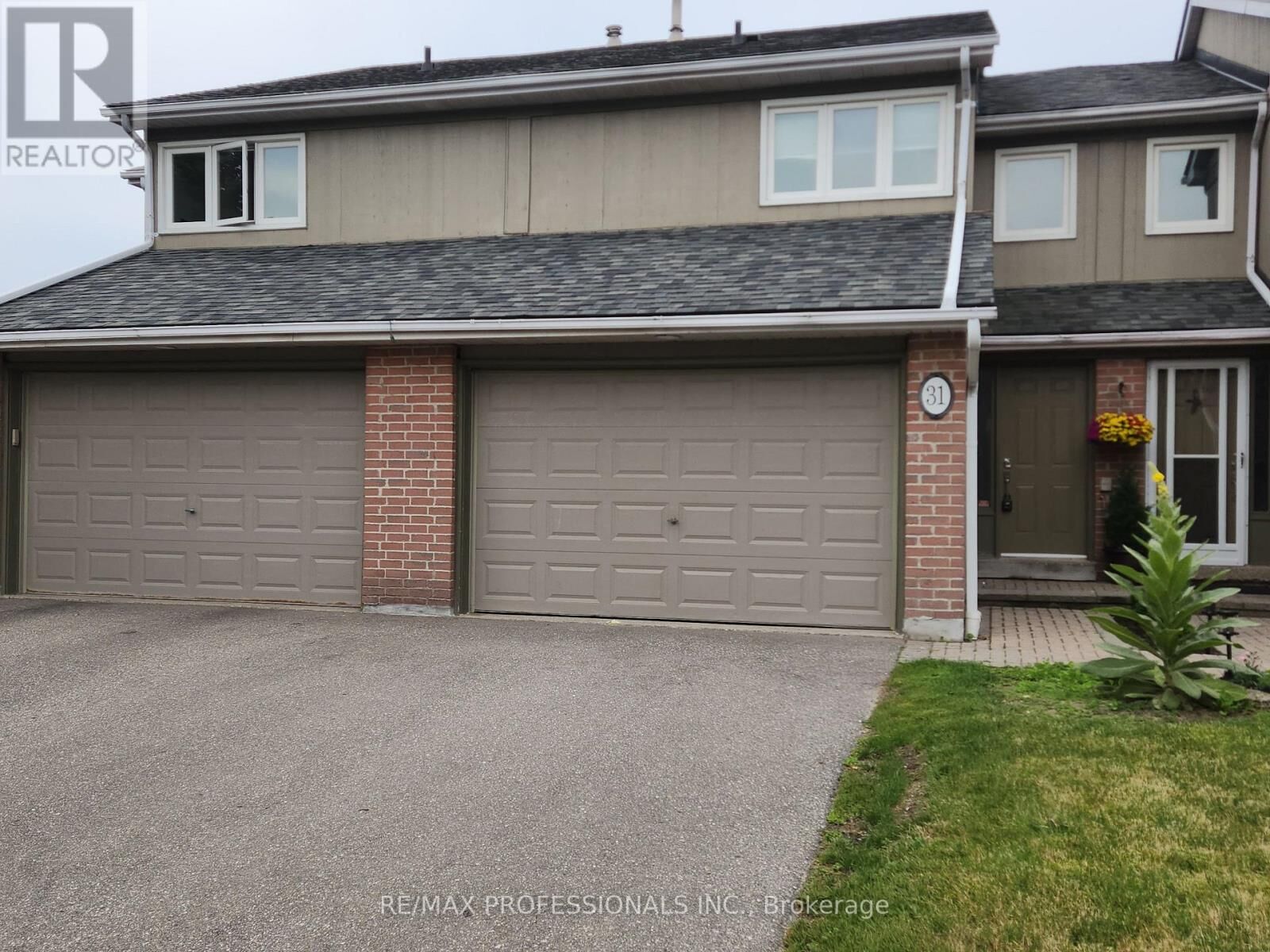 Property Photo:  3079 Fifth Line West Upper  ON L5K 2E2 