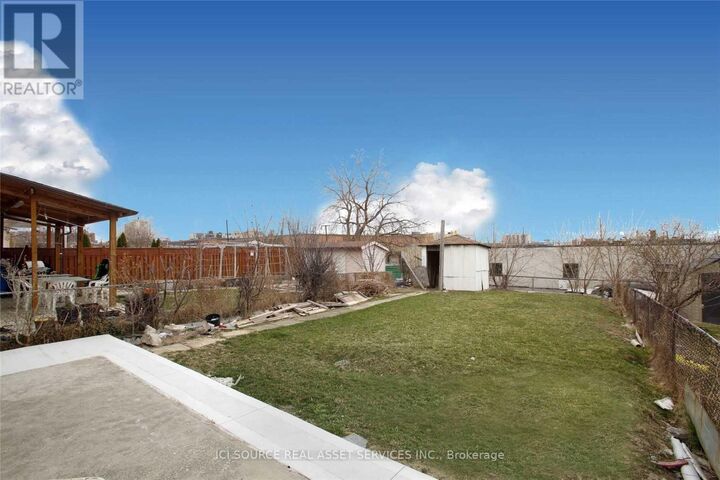 Property Photo:  117 Firgrove Crescent  ON M3N 1K5 