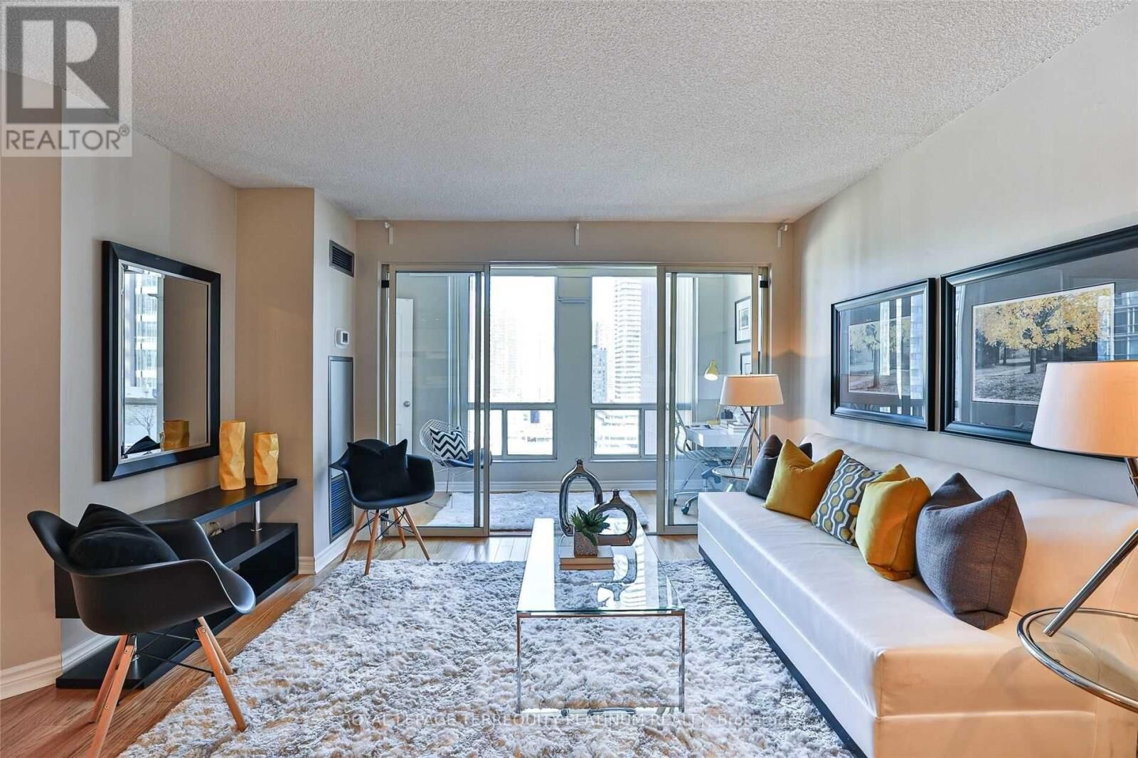 Property Photo:  25 Grenville Street 1801  ON M4Y 2X5 