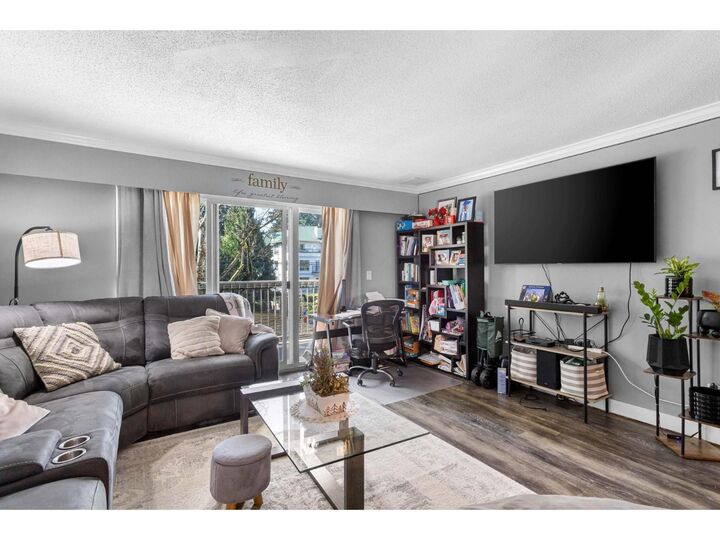 Property Photo:  33293 East Bourquin Crescent East 29  BC V2S 1Y2 