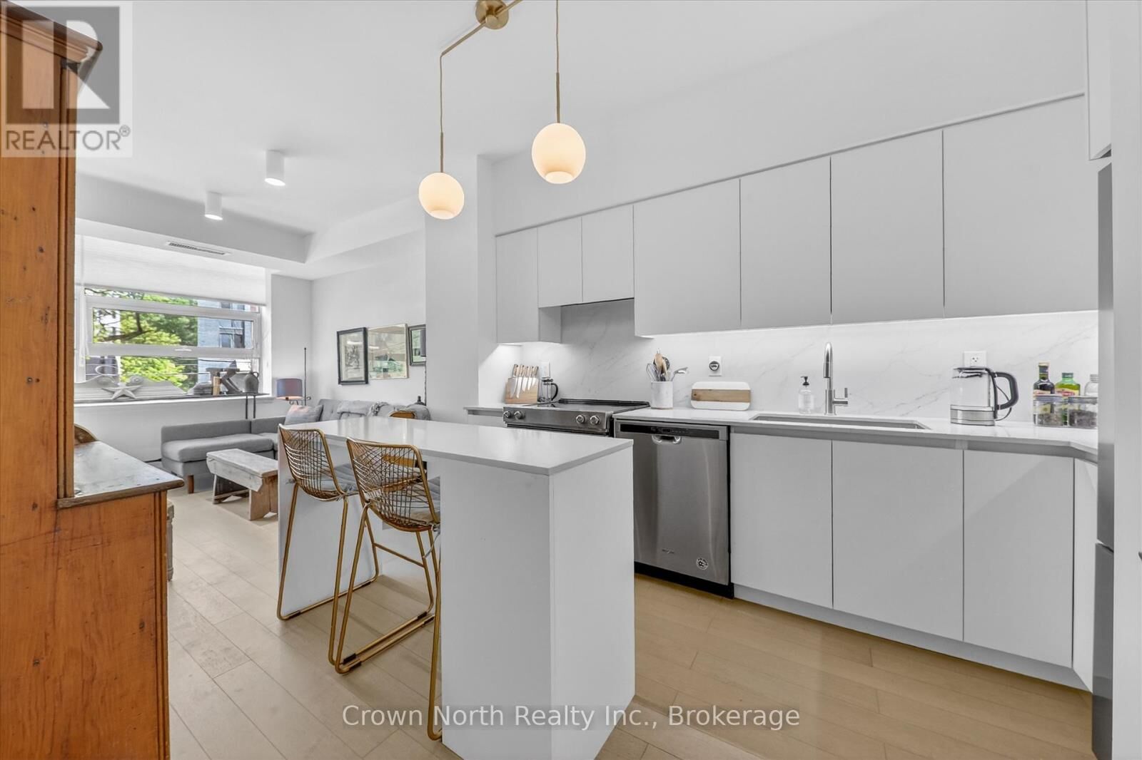 Property Photo:  601 Kingston Road 215  ON M4E 3Y2 