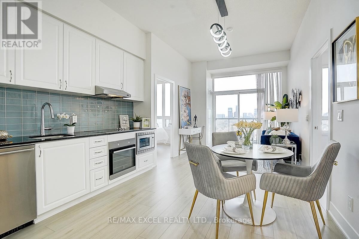 Property Photo:  7 Kenaston Gardens Lph5  ON M2K 1G7 