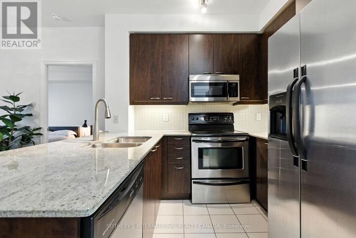 Property Photo:  500 St Clair Avenue West 502  ON M6C 1A8 