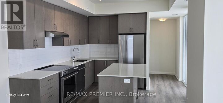 Property Photo:  8960 Jane Street 1515  ON L4K 2M9 