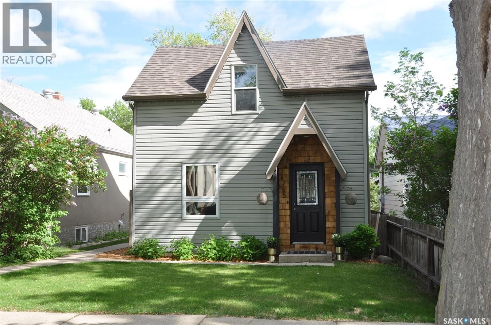 Property Photo:  725 9th Street E  SK S7H 0M6 