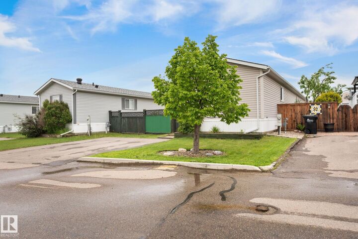 Property Photo:  1592 Jubilee Drive  AB T8H 2M9 