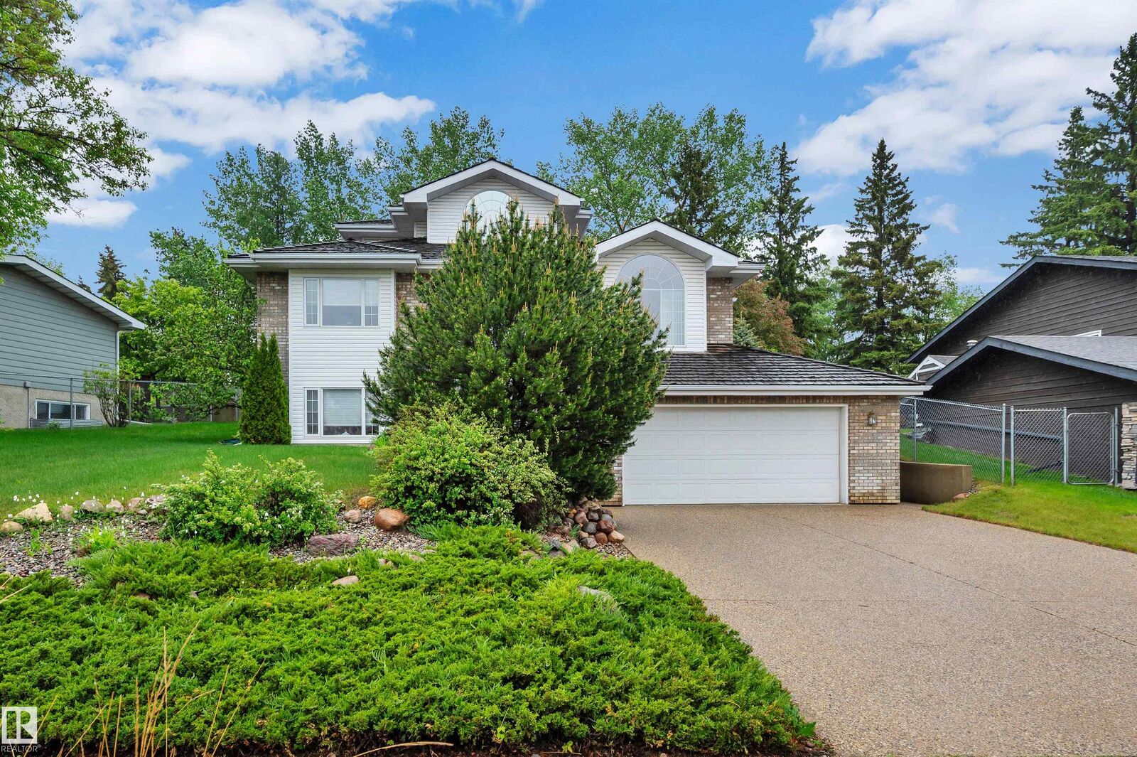 Property Photo: 74 Beauvista Drive AB T8A 3X1
