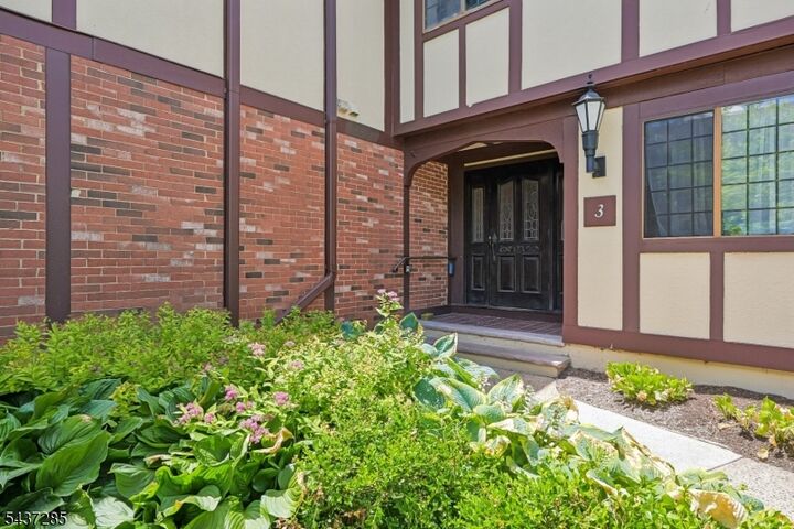 Property Photo:  3 Avon Ct  NJ 07928 