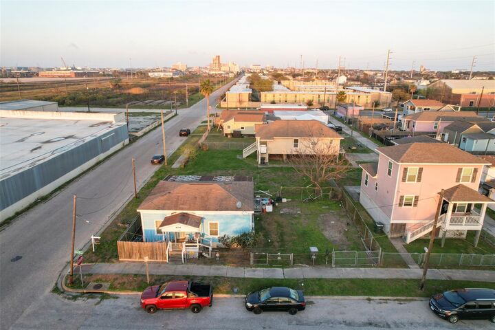 Property Photo:  604 42nd Street  TX 77550 