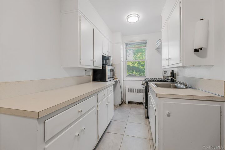 Property Photo:  1234 Midland Avenue 1C  NY 10708 