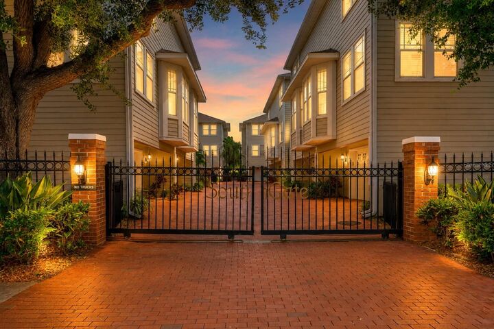 Property Photo: 3315 W De Leon Street 15 FL 33609