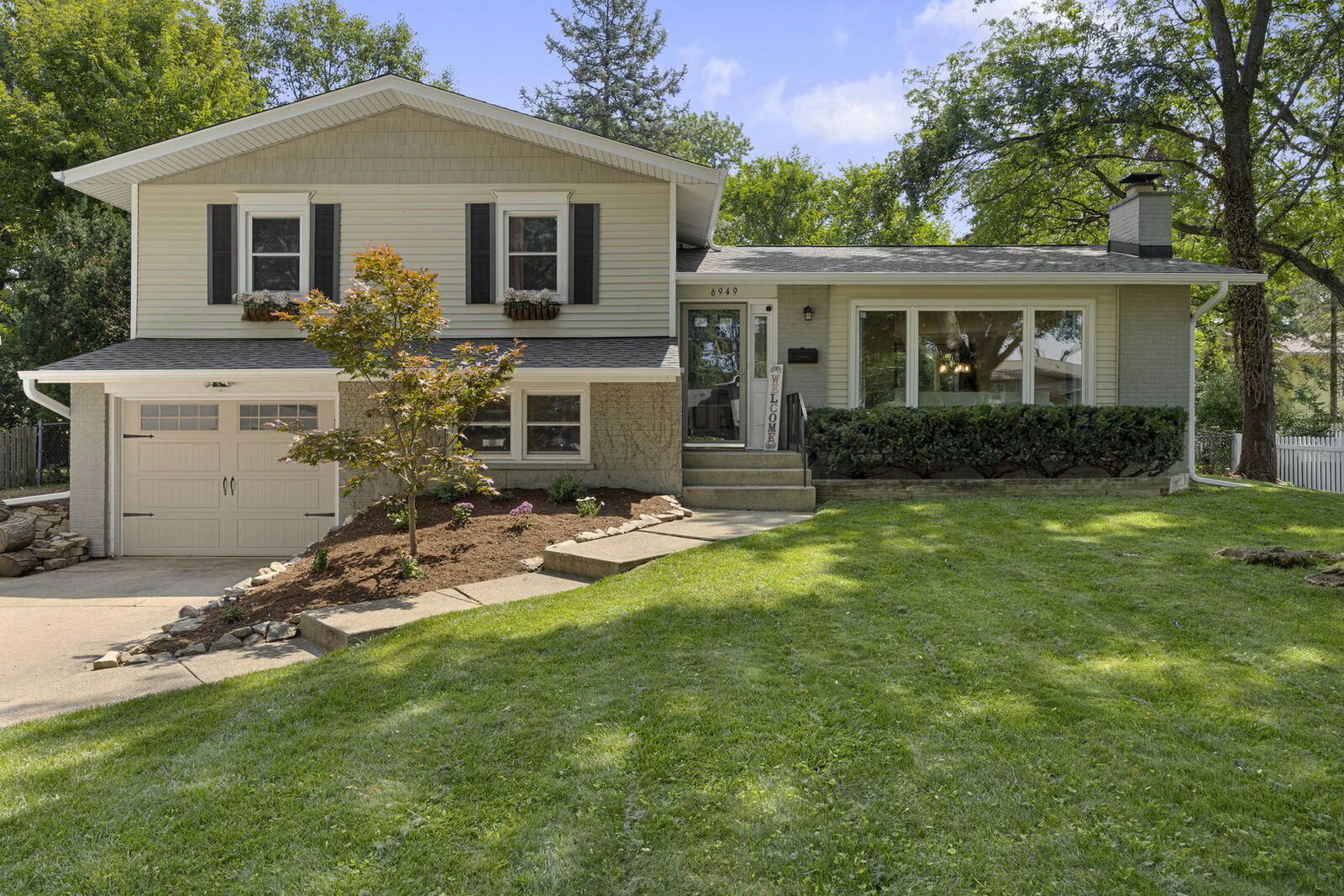 Property Photo: 6949 Meadowcrest Drive IL 60516