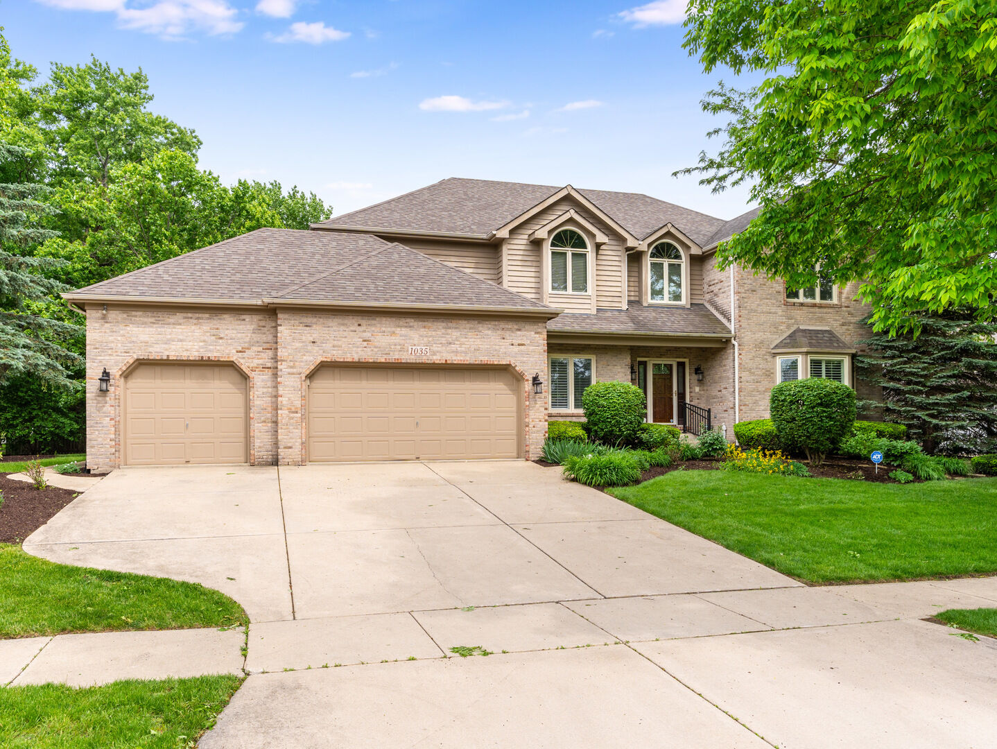 Property Photo: 1035 Sheringham Drive IL 60565