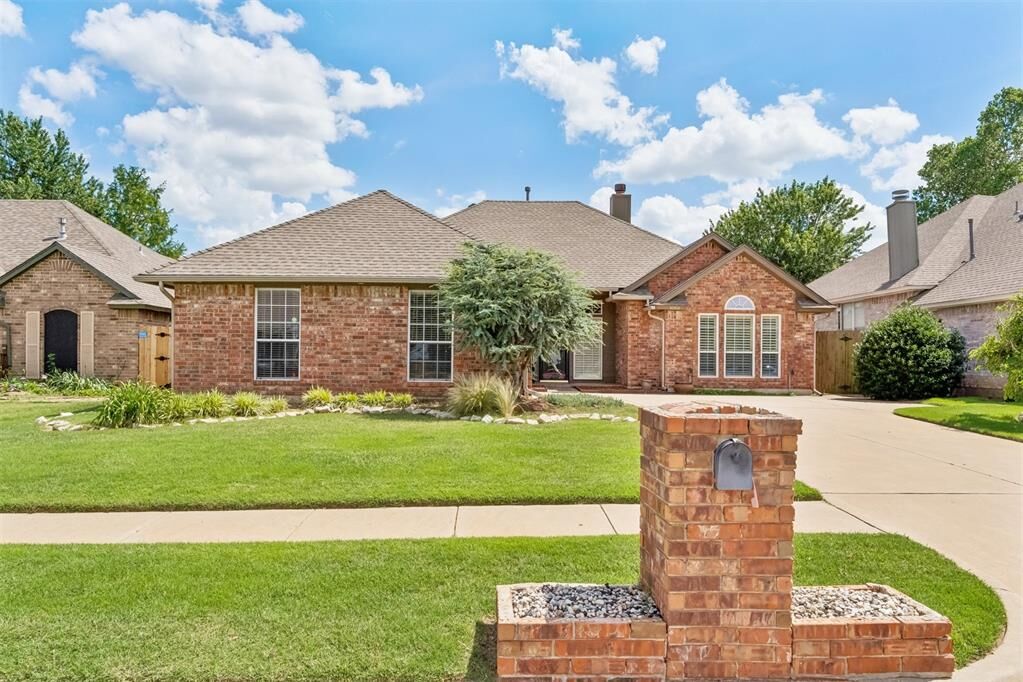 Property Photo: 1066 Hilltop Mansion OK 73099