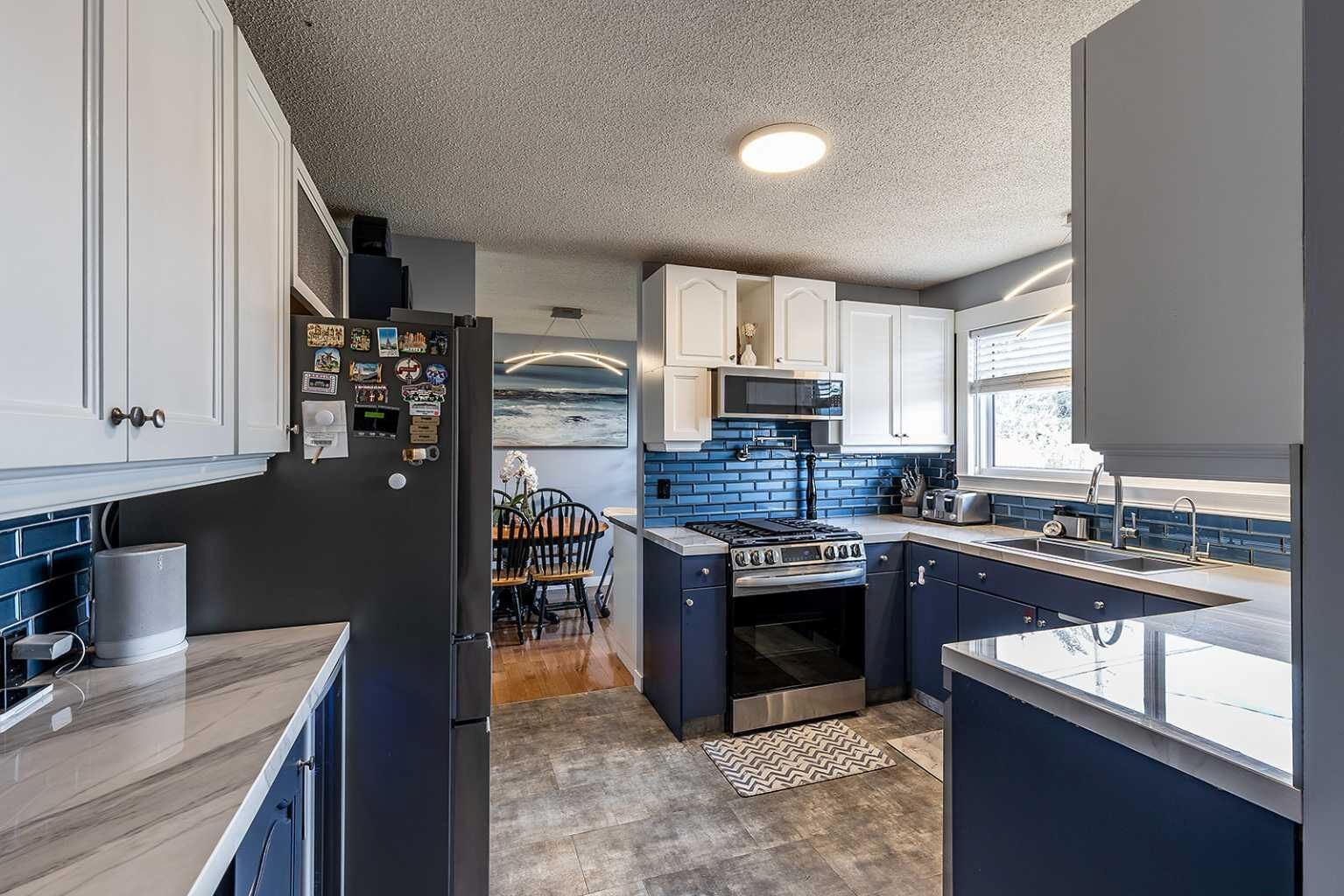 Property Photo:  1384 10 Avenue NE  AB T1A 6G3 