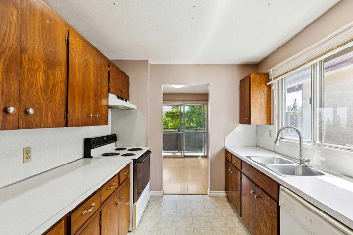 Property Photo:  7833 Hunterquay Road NW  AB T2K 4V1 