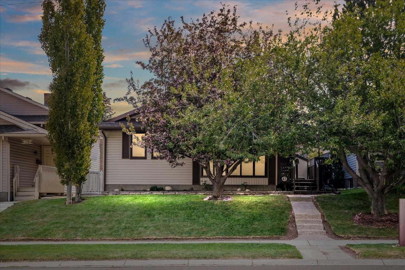 Property Photo:  43 Scenic Acres Drive NW  AB T3L 1A2 