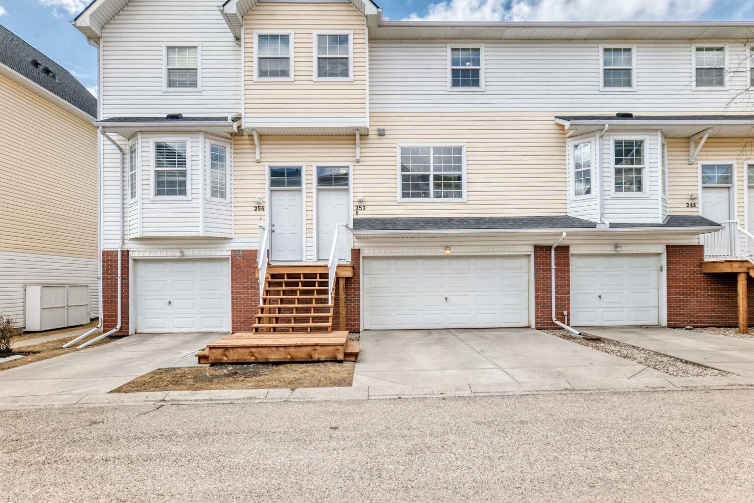 Photo de la propriété:  252 Prestwick Acres Lane SE  AB T2Z 3Y2 