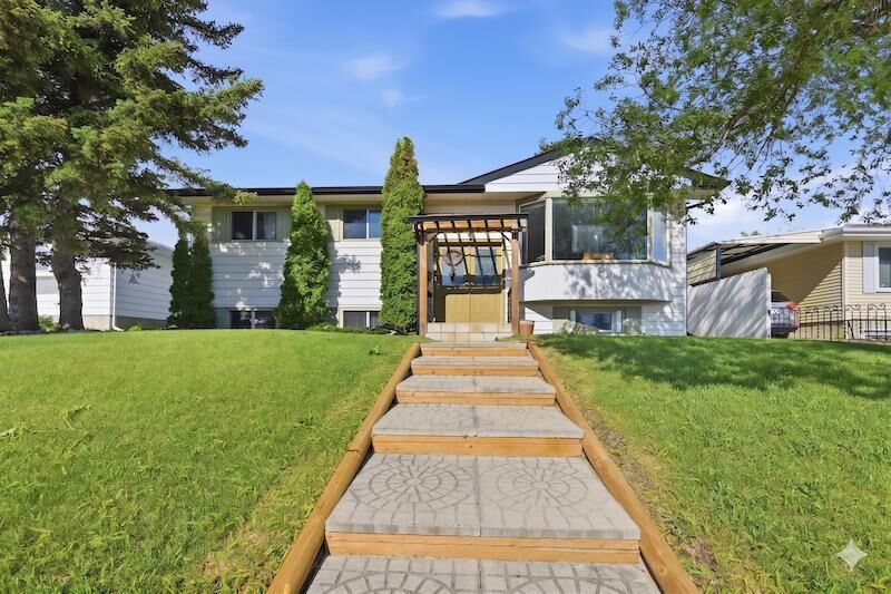 Property Photo:  7115 Huntercrest Road NW  AB T2K 4J9 