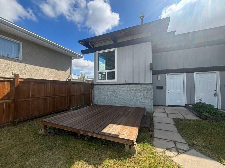 Property Photo:  92A Queen Isabella Close SE  AB T2J 3R1 