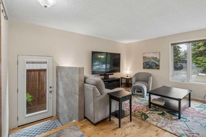 Photo de la propriété: 1403 104 Avenue SW AB T2W 0A7