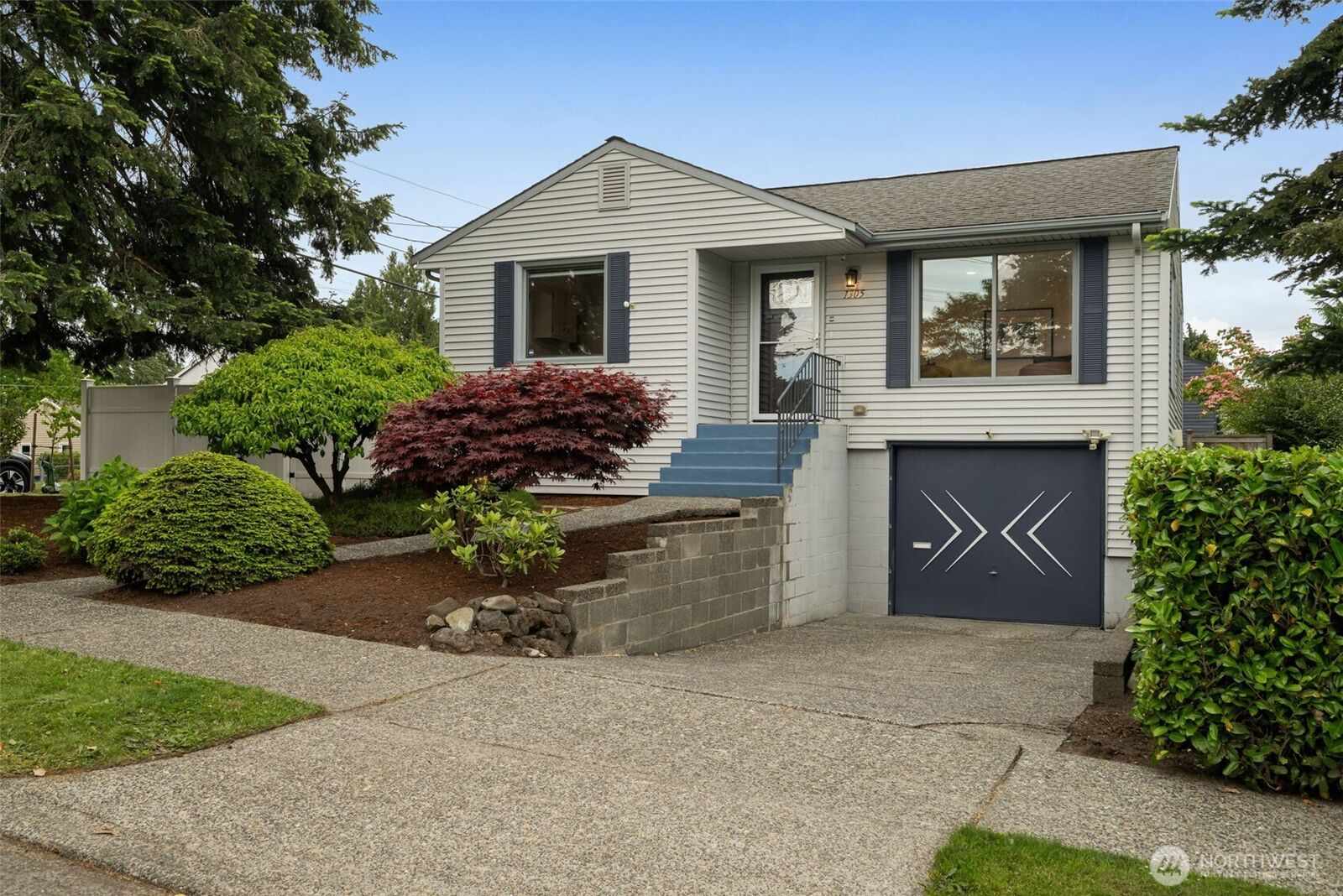 Property Photo:  1305 SW Cambridge Street  WA 98106 