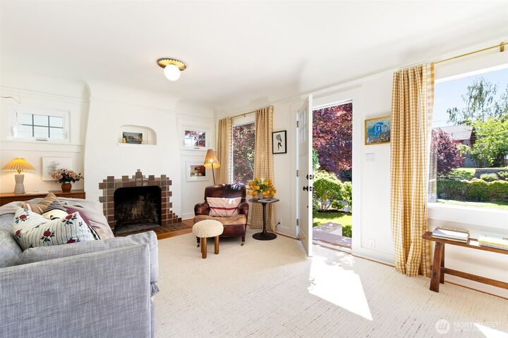 Property Photo:  3260  42nd Avenue SW  WA 98116 