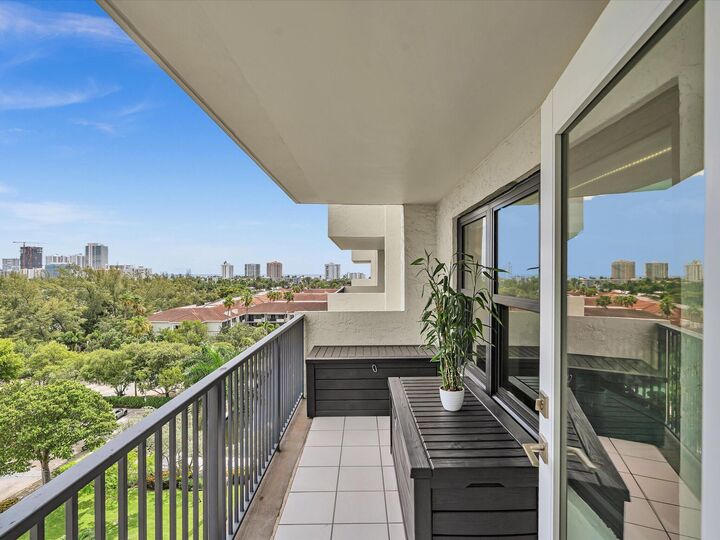 Property Photo:  3200 N Port Royale Dr Drive N 910  FL 33308 