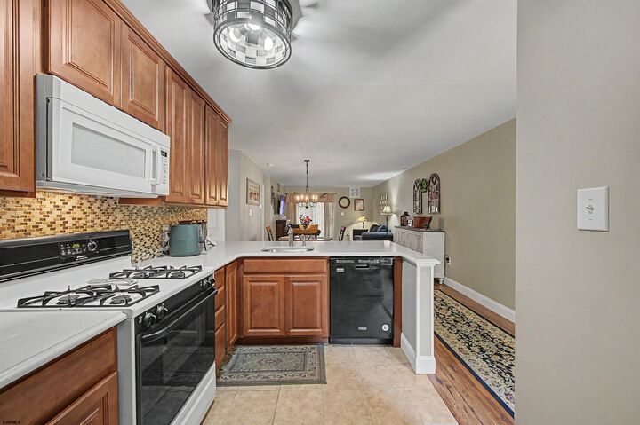 Property Photo:  1552 Benjamin Franklin Ct 552  NJ 08330 