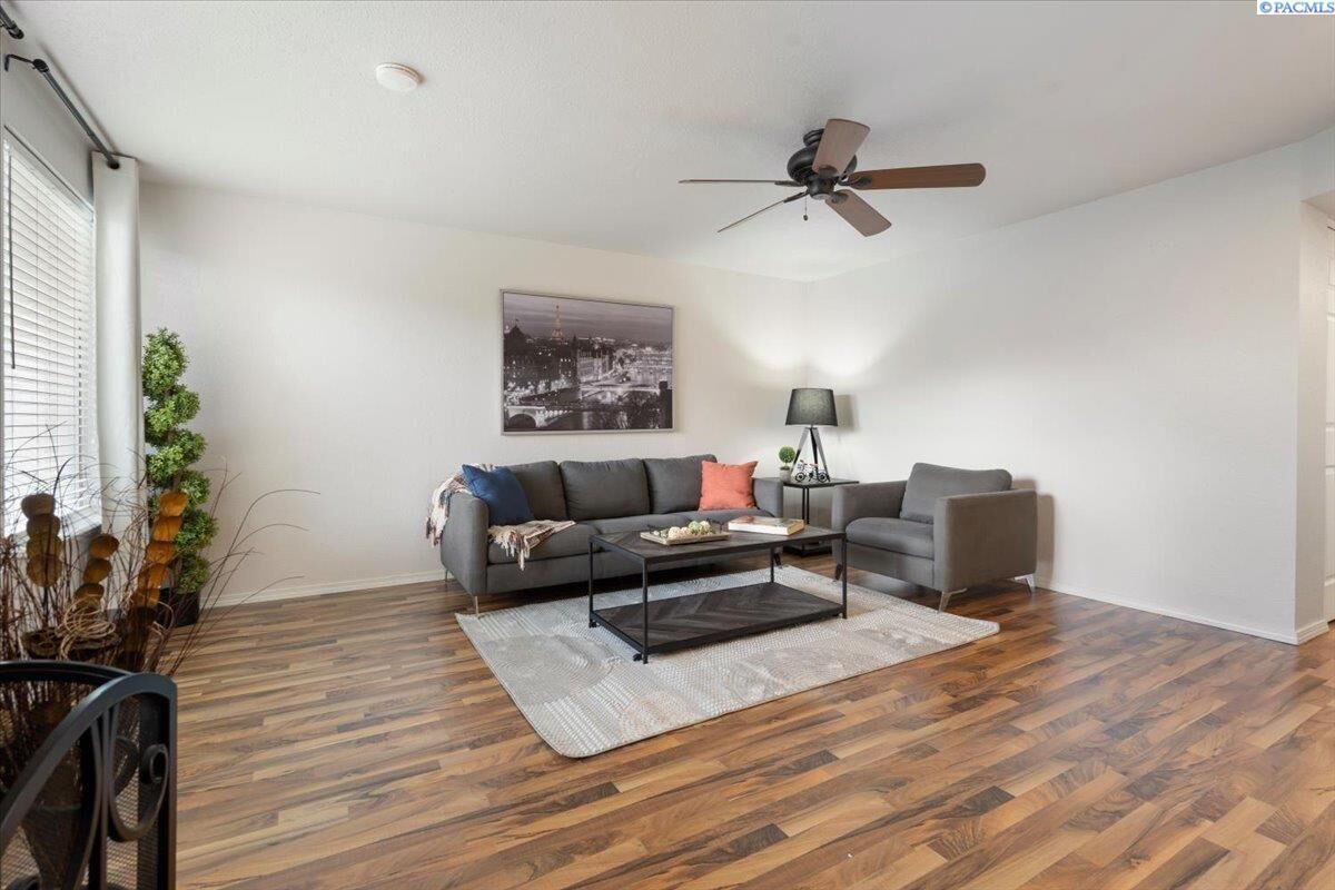 Property Photo: 303 Gage Blvd 220 WA 99352