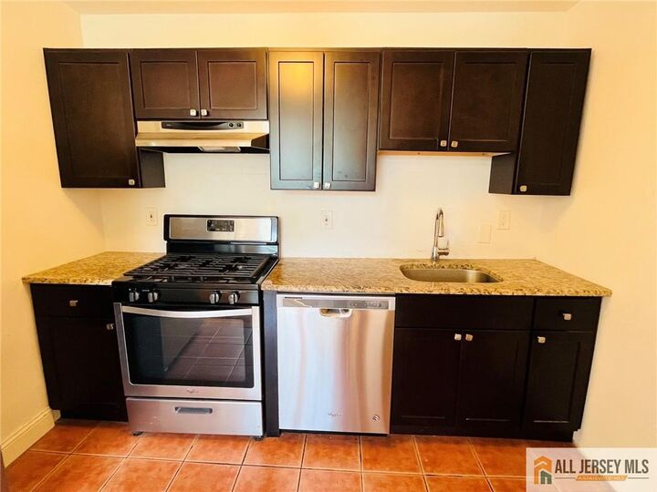 Property Photo:  17 Elm Court D  NJ 08840 
