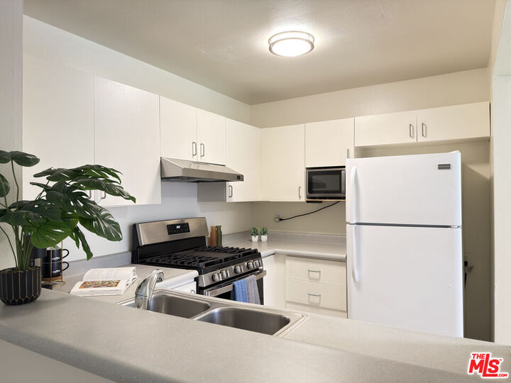 Property Photo: 326 S Manhattan Pl CA 90020