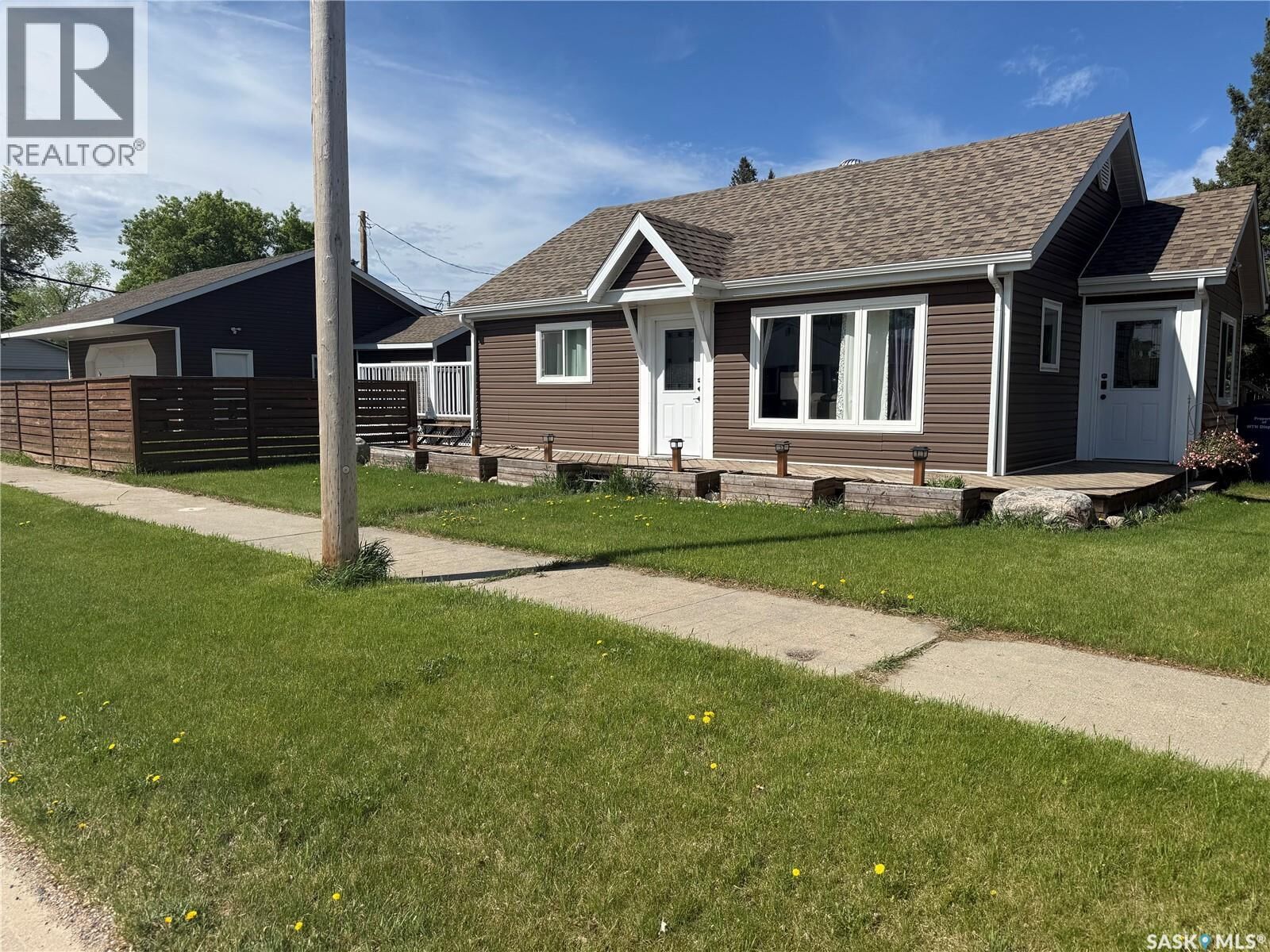 Property Photo:  300 8th Avenue W  SK S0E 1E0 