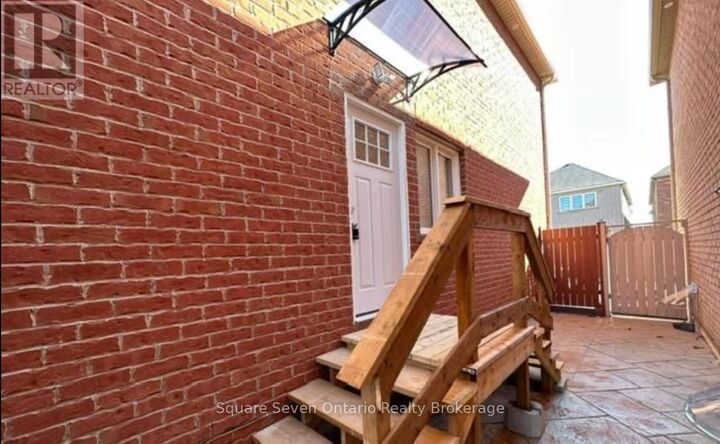 Property Photo:  16 Napoleon Crescent  ON L6P 3K5 