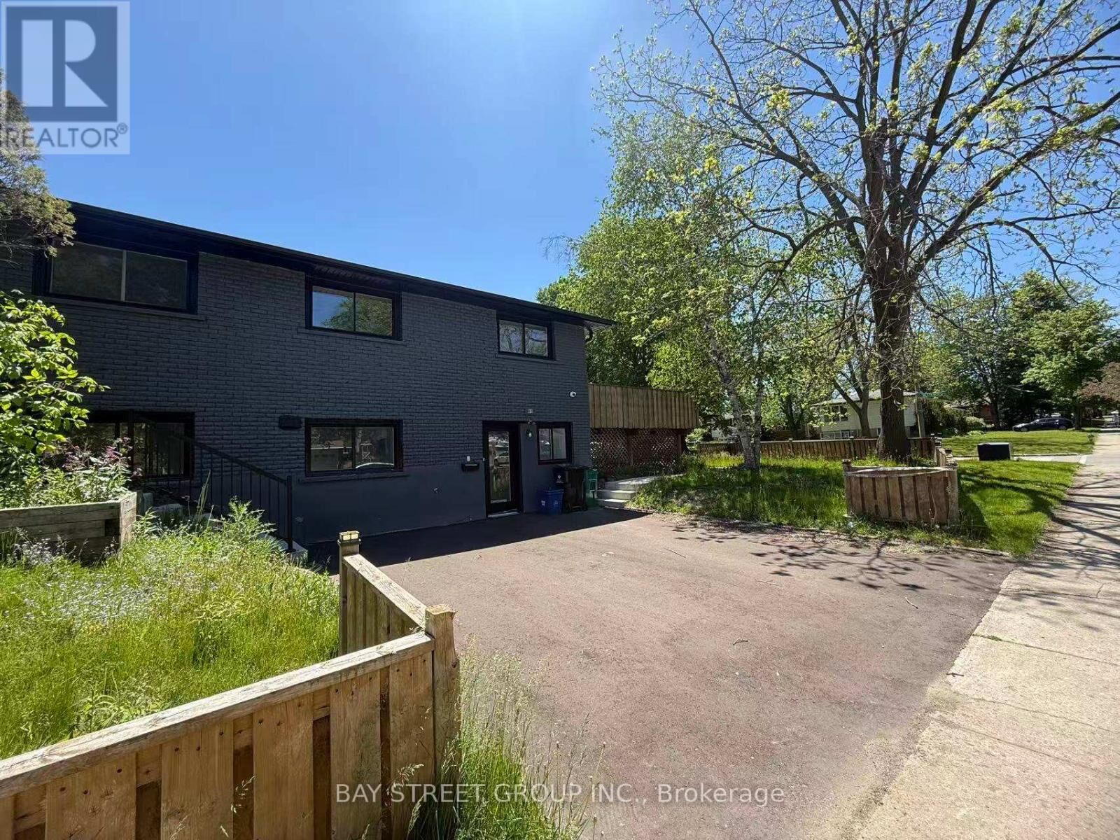 Property Photo: 69 Blythwood Road North 3 ON N2L 3Z9