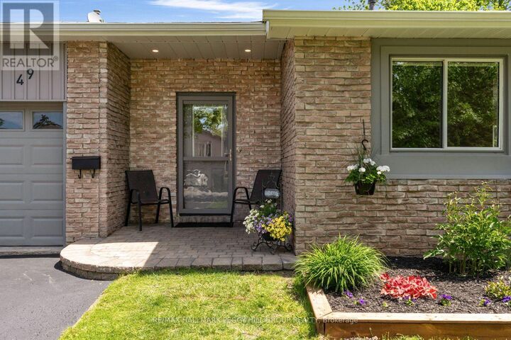Photo de la propriété: 49 Noam Drive ON L4N 4N4