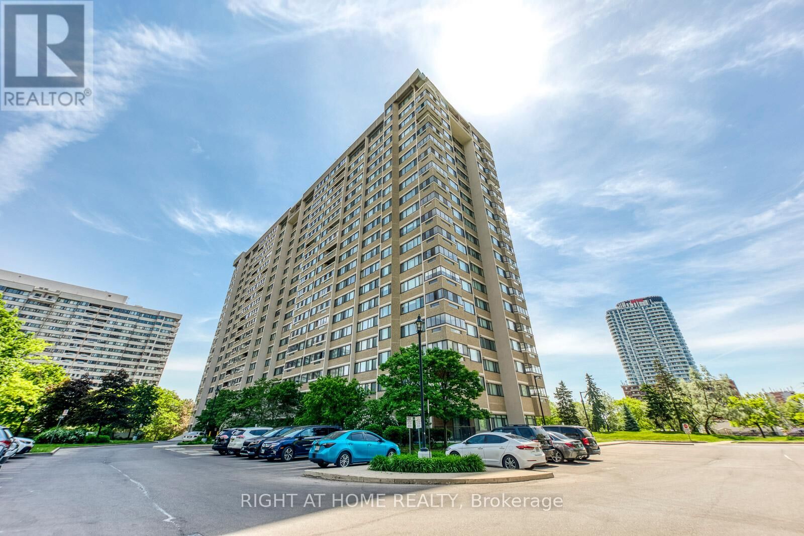 Property Photo:  50 Elm Drive East 607  ON L5A 3X2 