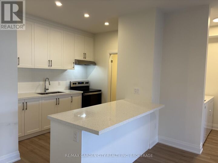 Property Photo:  103 Southworth Street North 103B  ON L3B 1Y7 