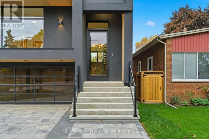 Photo de la propriété:  957 Halliday Avenue  ON L5E 1P4 