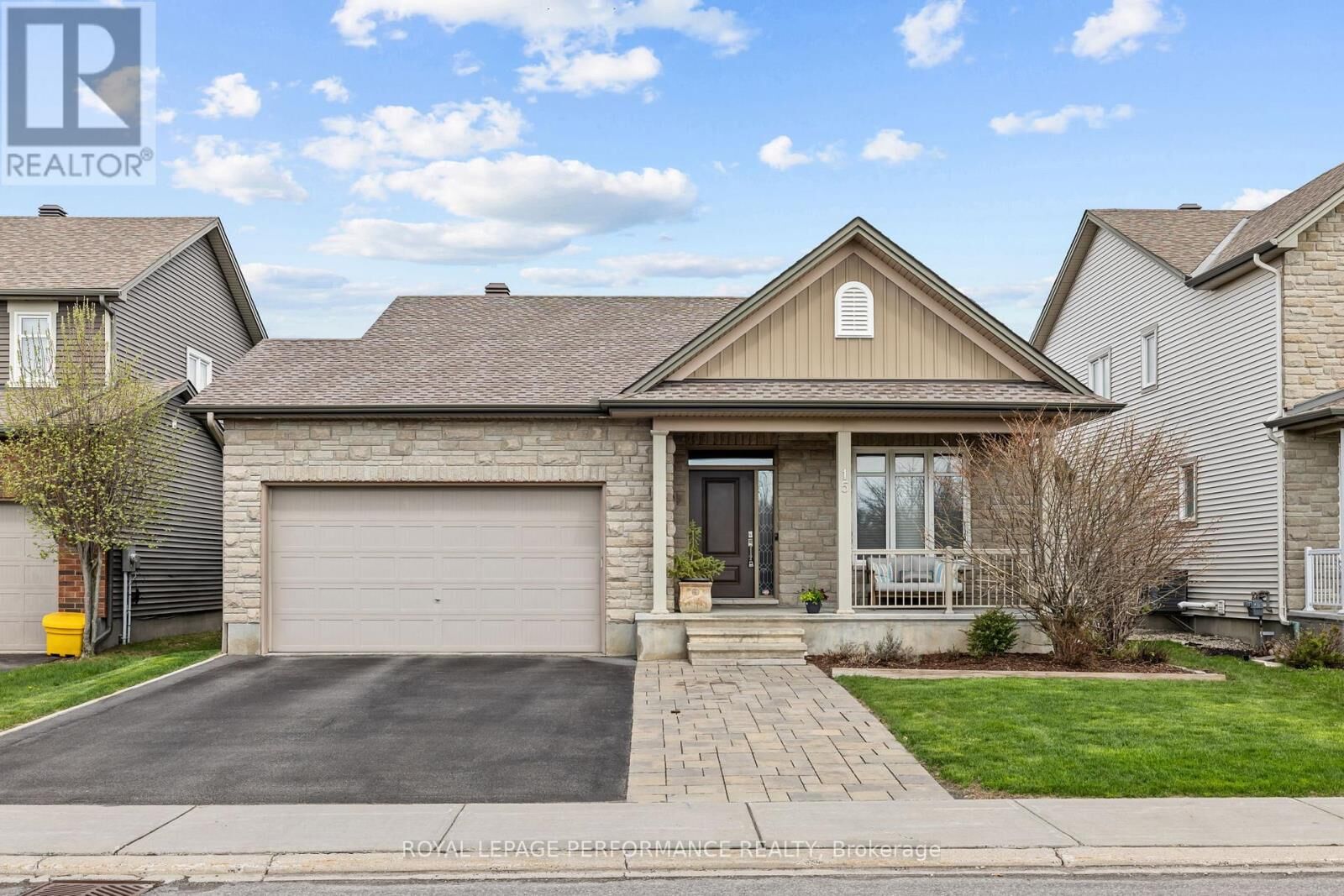 Property Photo:  15 York Crossing  ON K4R 0C4 