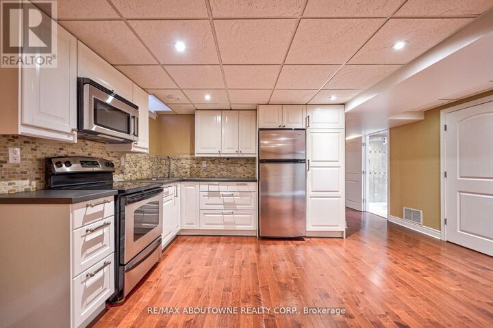 Property Photo: 104 Cabinet Crescent ON L4L 6E6
