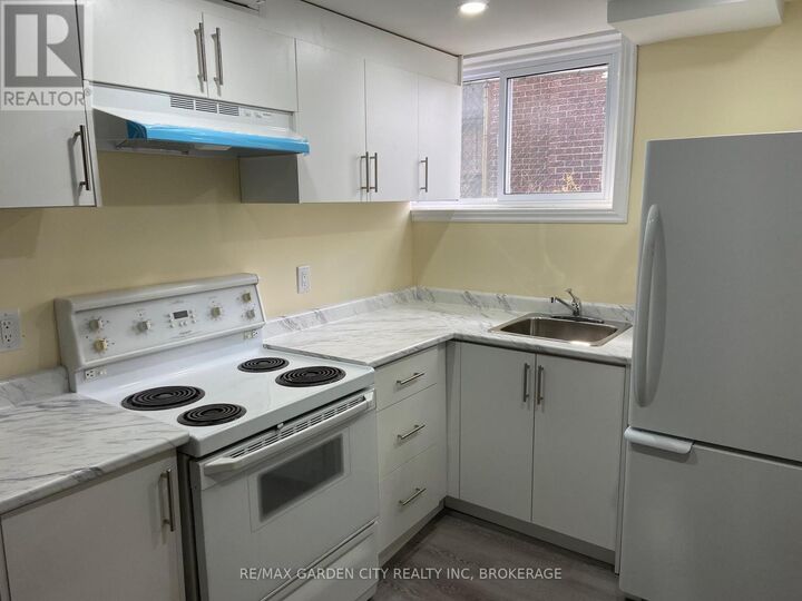 Property Photo: 9 Stonegate Drive Lower ON L2P 3K9