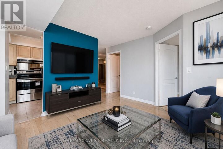 Property Photo: 1 Elm Drive West 1611 ON L5B 4M1