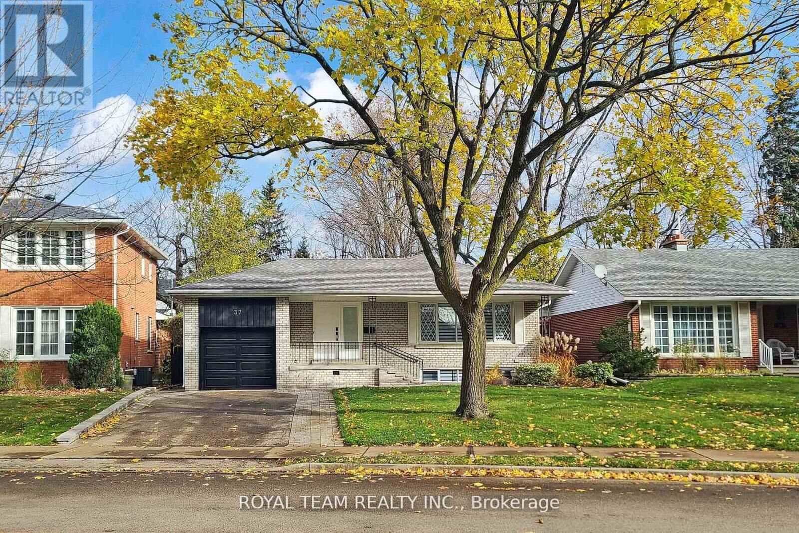 Photo de la propriété:  37 Markland Drive  ON M9C 1M9 