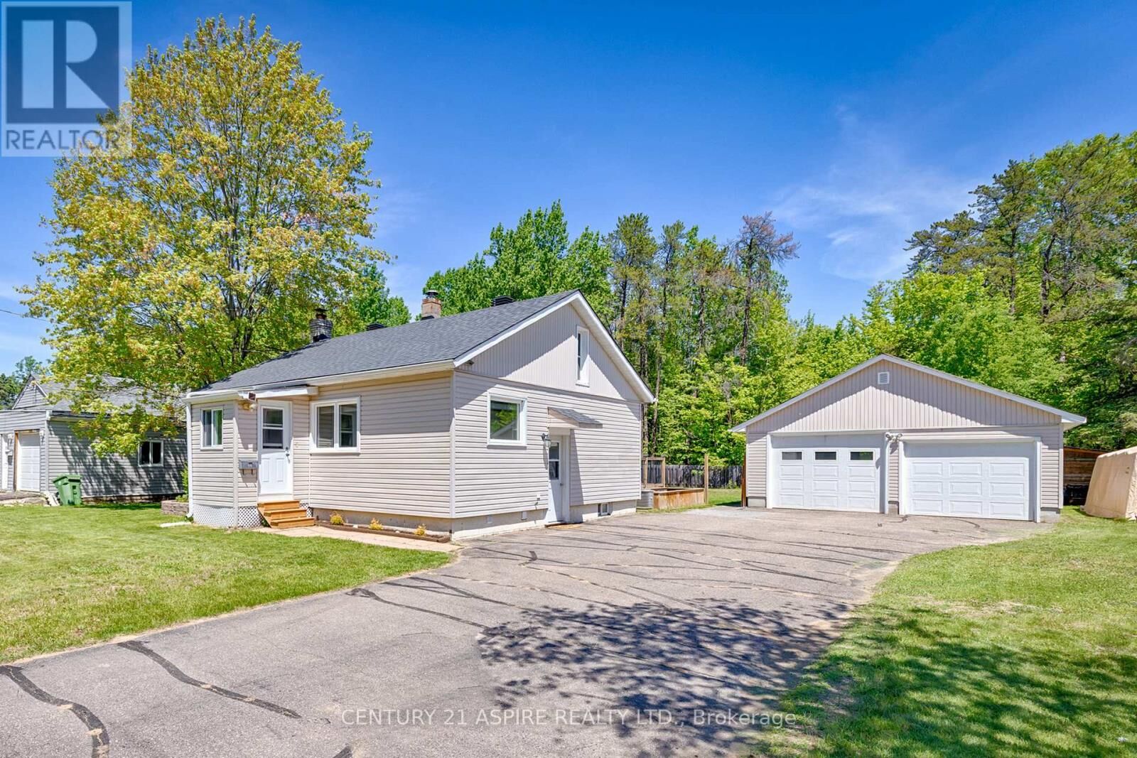 Photo de la propriété:  64 Laurentian Drive  ON K8H 2M3 