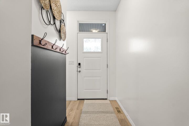 Photo de la propriété:  20227 17ave NW  AB T6M 1K6 
