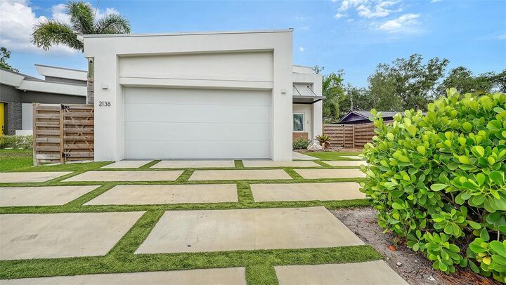 Property Photo:  2138 Hawthorne Street  FL 34239 