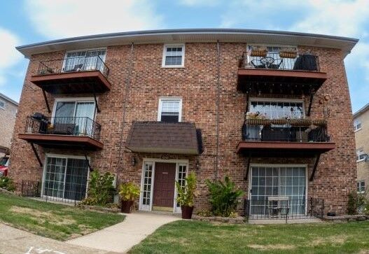 Property Photo: 7048 Oconnell Drive 1W IL 60415