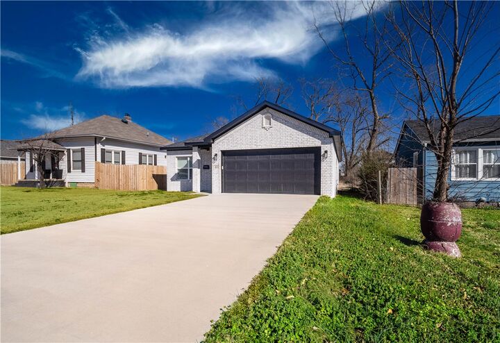 Property Photo:  1027 S Arkansas Street  AR 72756 