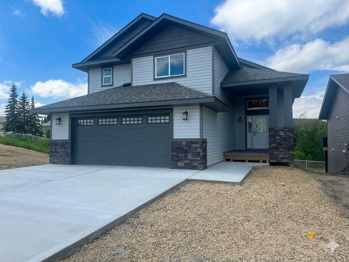 Property Photo: 8 Henners Place AB T4L 1Y9